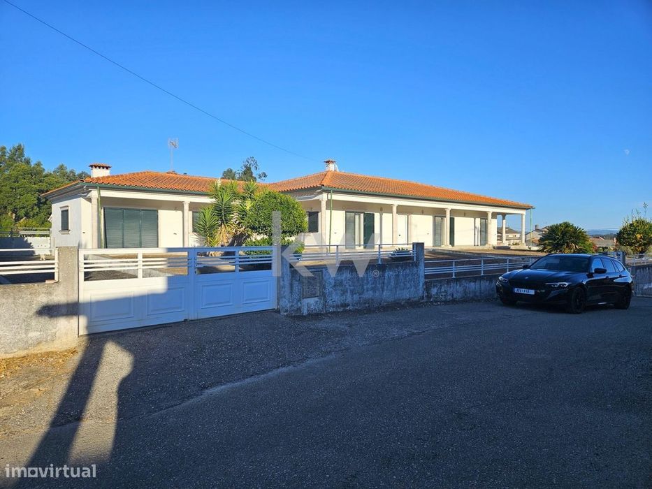 Moradia Isolada Térrea T3 | Com terreno | Garagem 5 viaturas | Concelh
