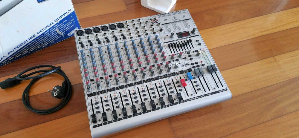 Behringer Eurorack UB1832FX Pro