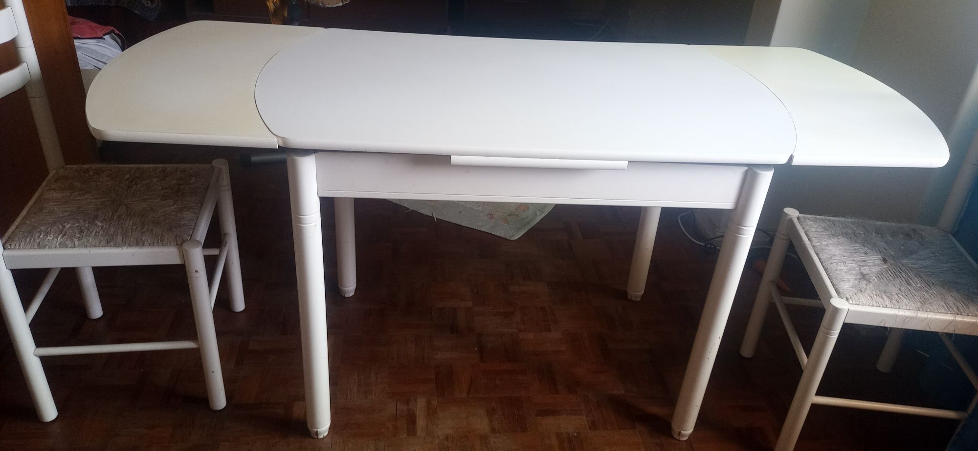 Mesa branca extensível  com  quatro cadeiras de Cozinha