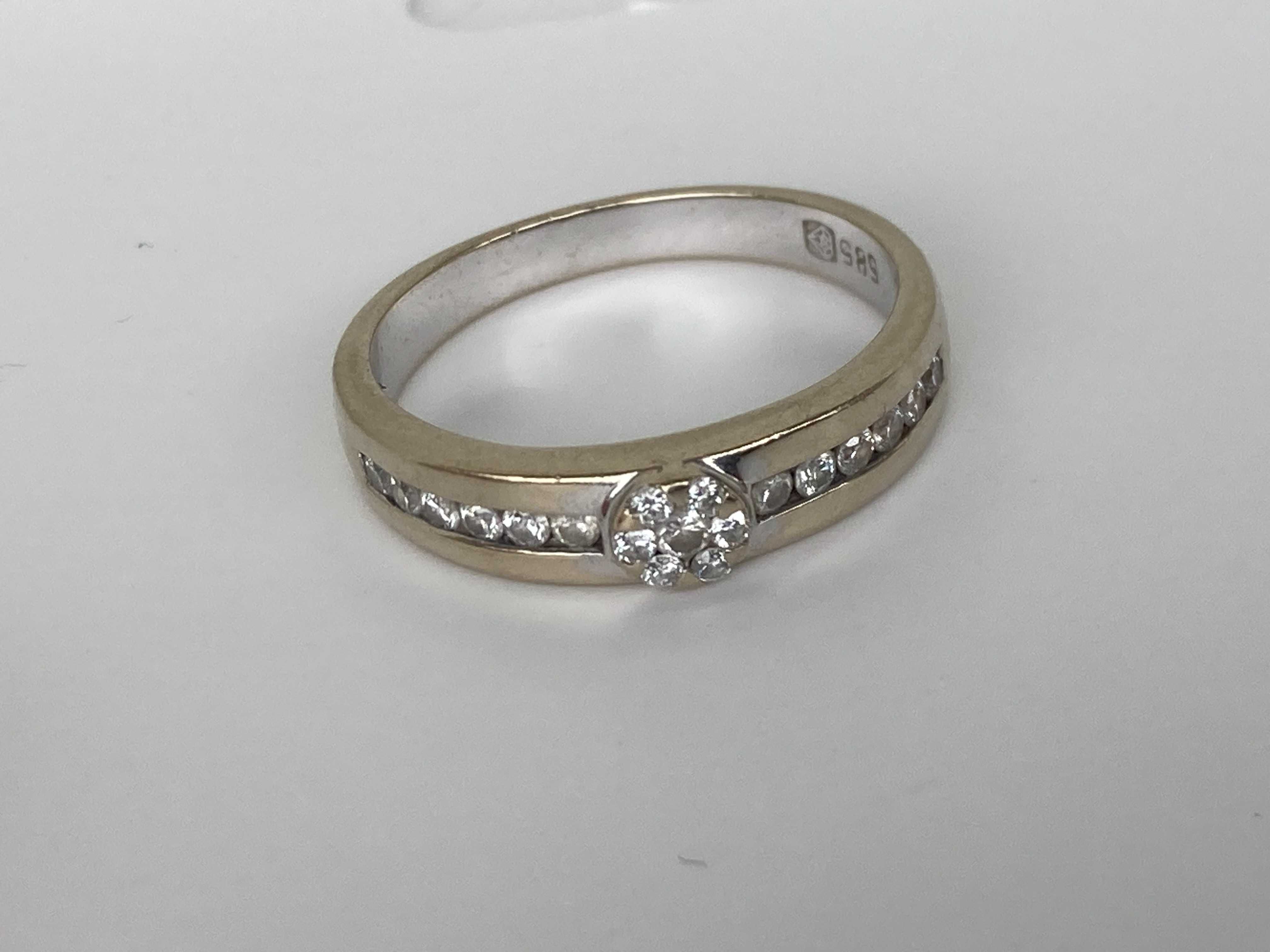 Pierścionek zaręczynowy z diamentami Apart, białe złoto.