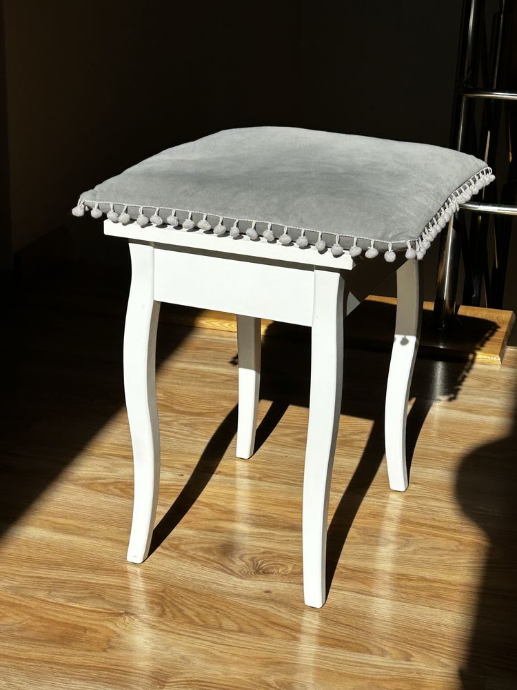 Drewniane krzesło/taboret – białe