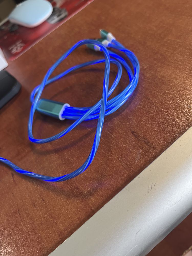 Kabel USB -świecący -na 3 różne smartfony