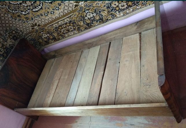 Stare drewniane łóżko