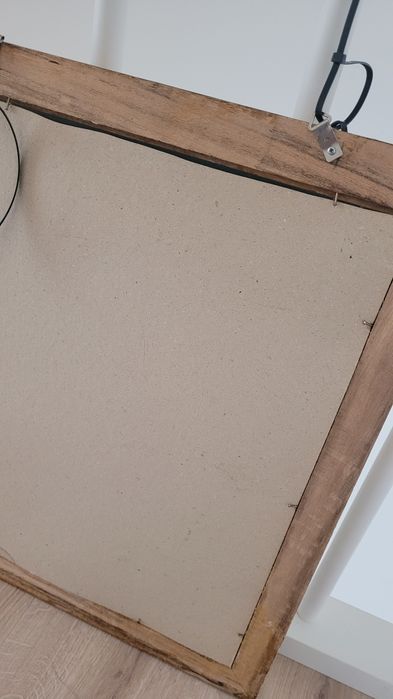 Lustro w pięknej, złotej ramie