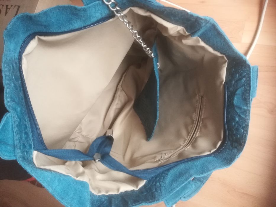 Sprzedam nową skórzaną niebieską torebkę.