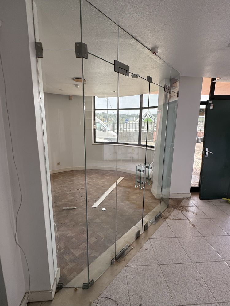 Divisoria de entrada em vidro com Portas