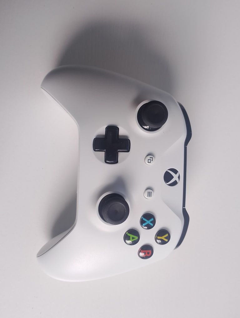 Xbox One S 1TB + pad + 9 gier, Stan idealny