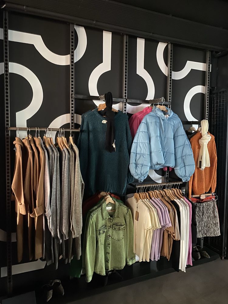 Vendo expositores de roupa e alarmes (995€ até este fim‑de‑semana)