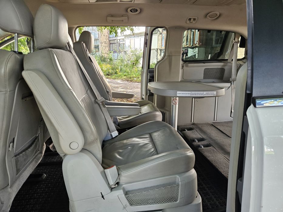 Chrysler Grand Voyager 2009 рік 2.8 дизель автомат 7 місць для військо