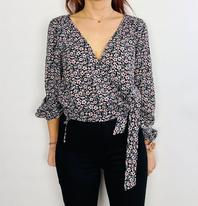Czarna bluzka w drobny kwiatowy wzór z wiązaniem S 36 Shein
