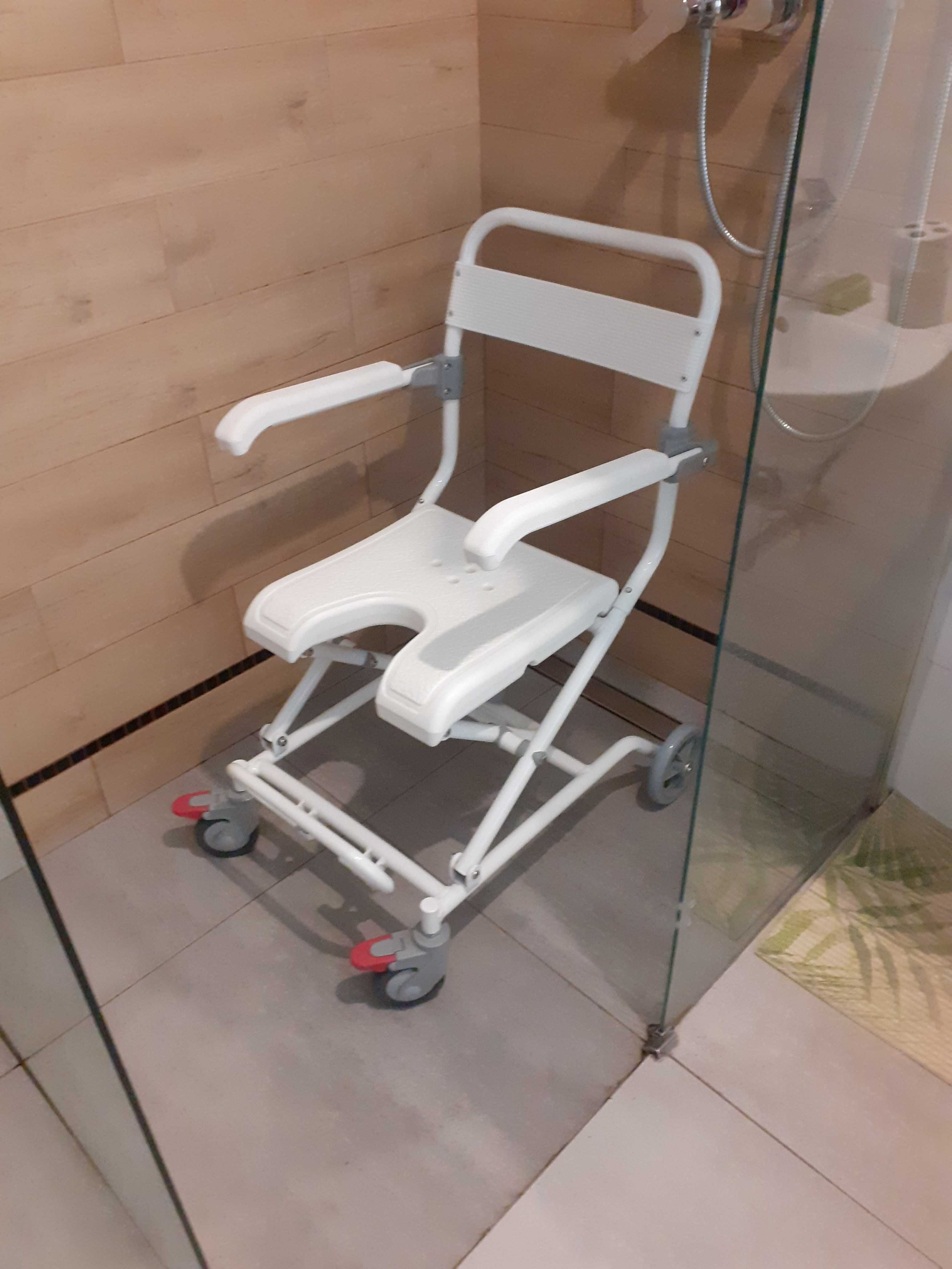 Wózek elektryczny i krzesło pod prysznic dla osoby niepełnosprawnej