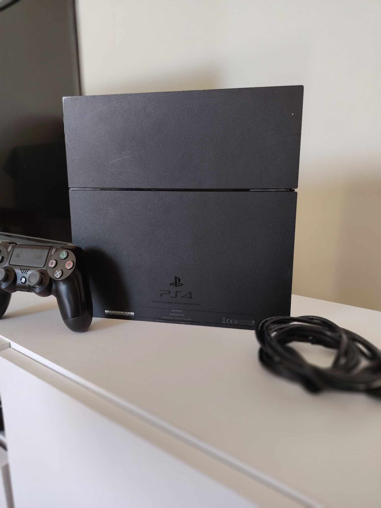 Ps4 com um comando, cabos e jogos baixados
