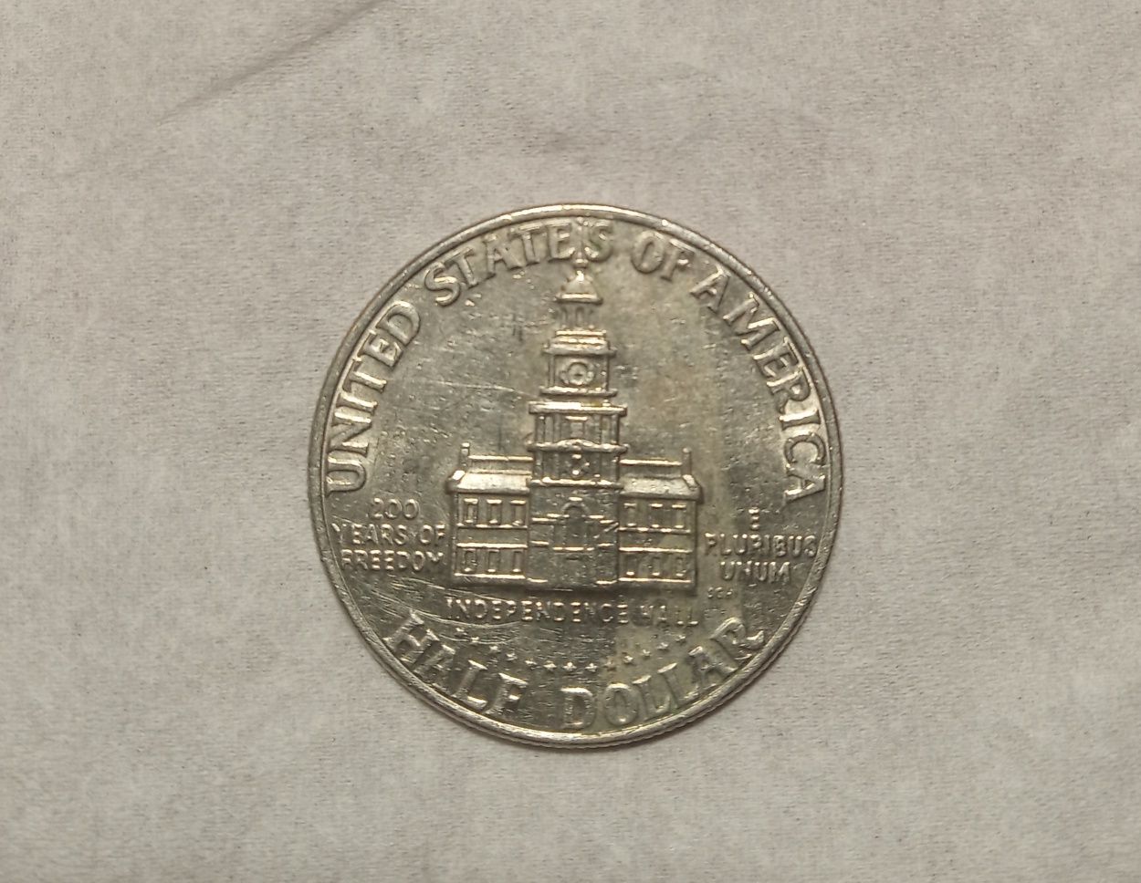 Монета half dollar 1776-1976 independence hall