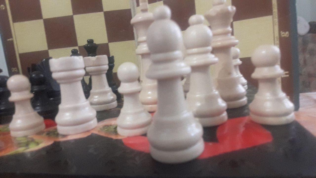 Продам шахматы, шахматные фигурки.