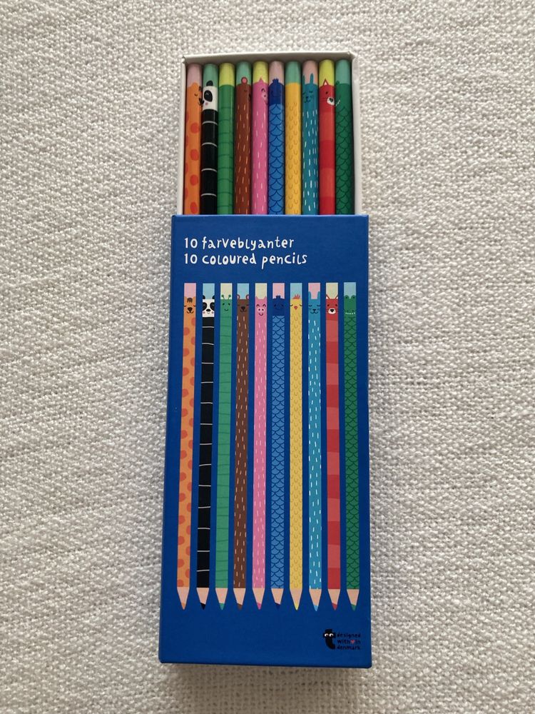 Conjunto de lápis de cor em caixa