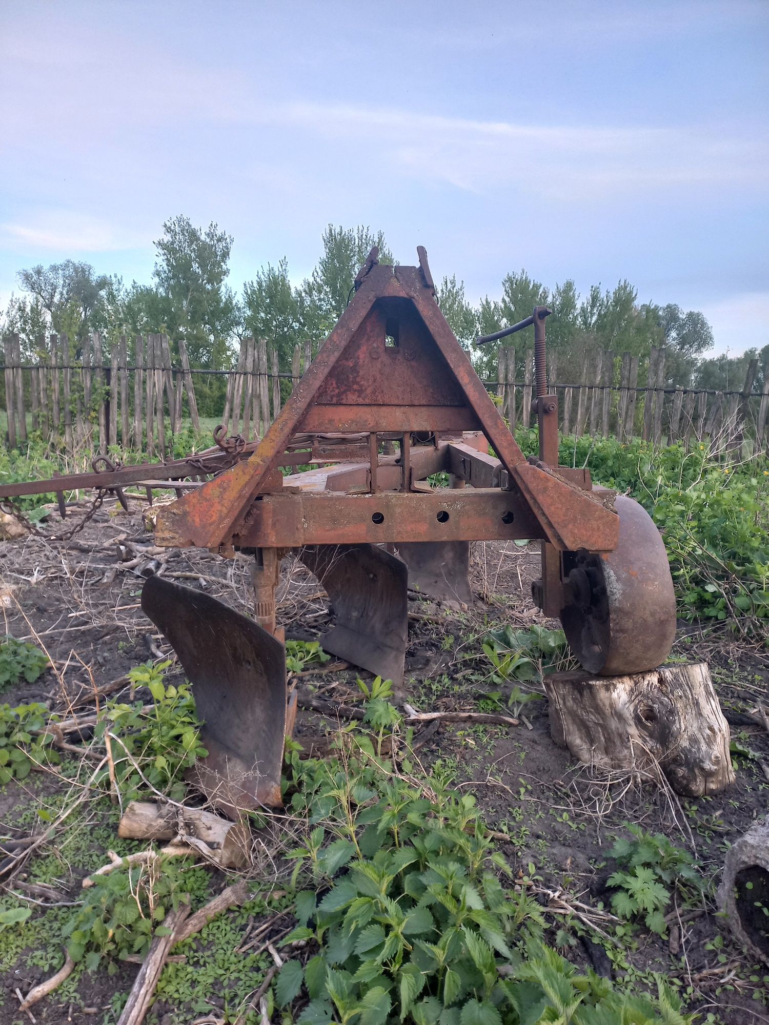 Плуг 3 корпуса до трактора мтз та юмз.