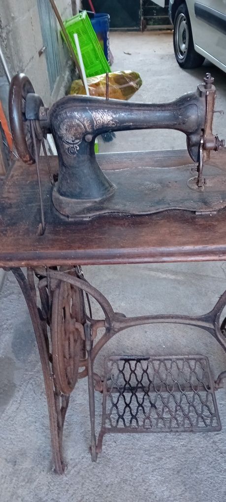 Máquina de costura usada marca singer