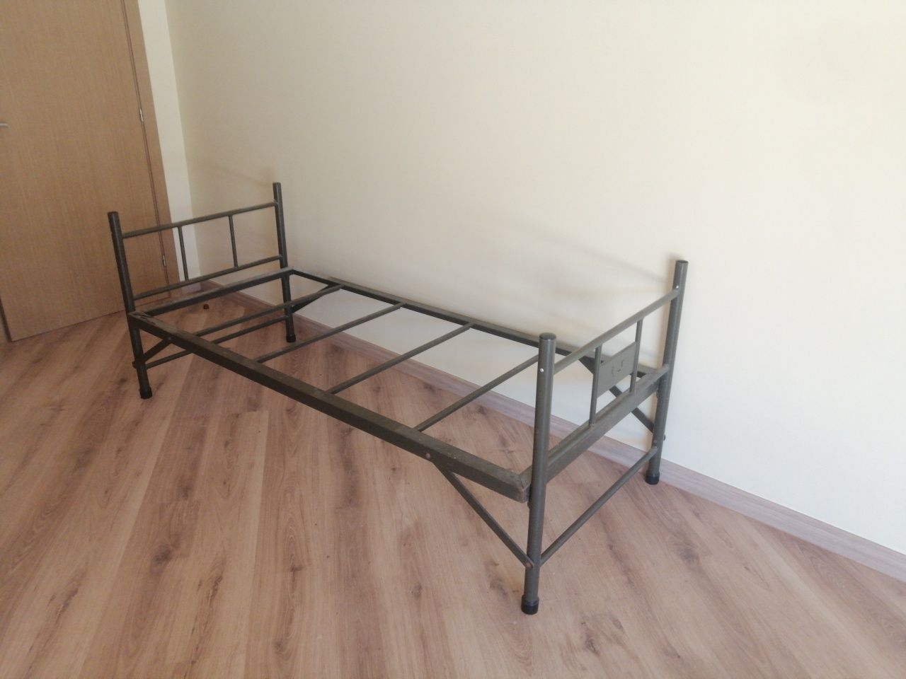 Cama de metal solteiro