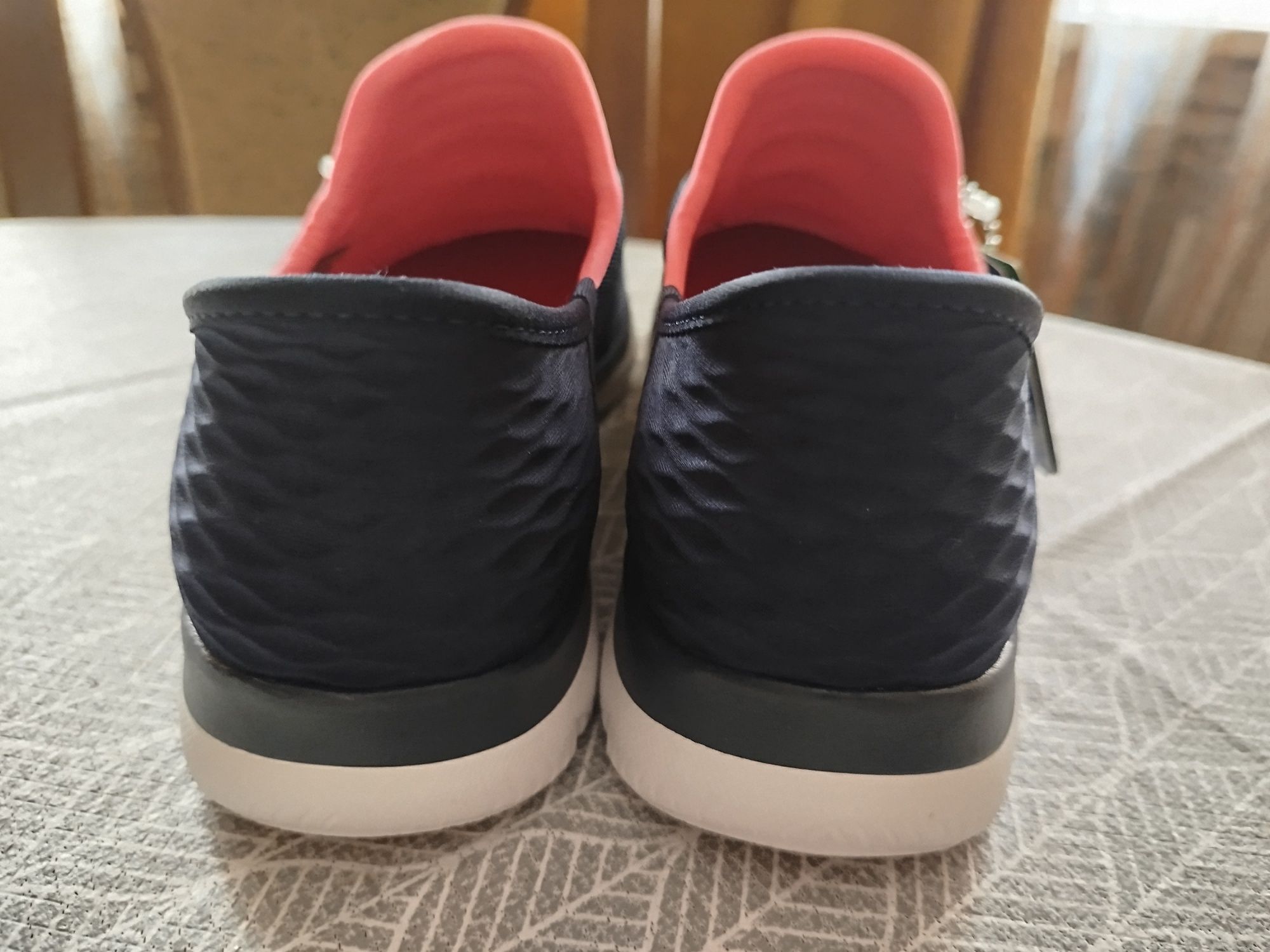 Женские кроссовки фирмы SKECHERS