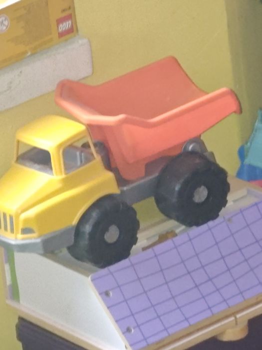 Carro escavadora brinquedo para desocupar