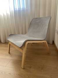 Cadeira IKEA, com pés en madeira e forro rede cinza