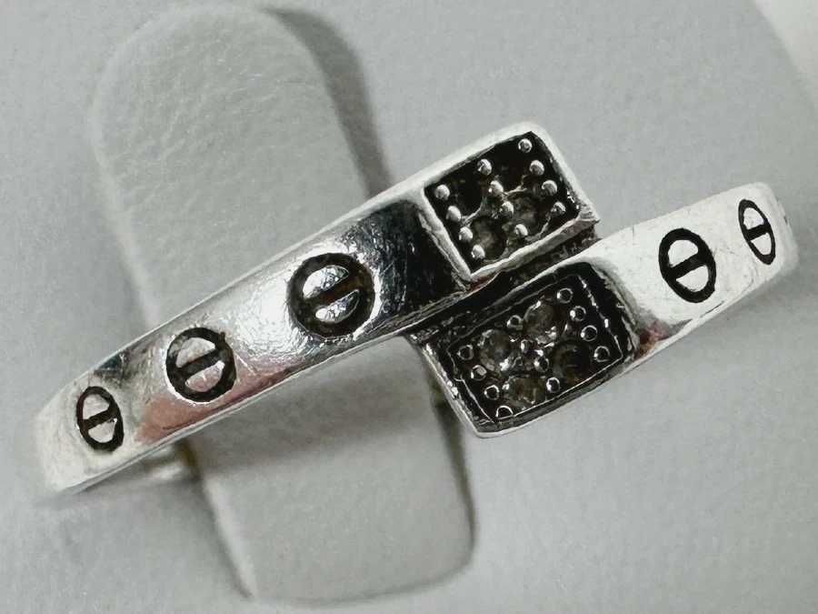 Ciekawy srebrny damski pierścionek z cyrkoniami i wzorami 1,78G
