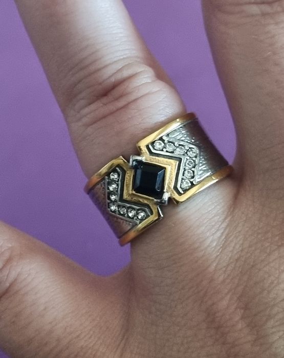 Anel bicolor, em aço, com zirconias e uma pedrinha preta. Só T20