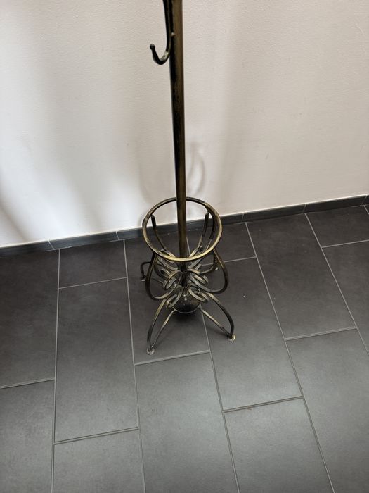 Wieszak na ubrania ze stojakiem na parasole