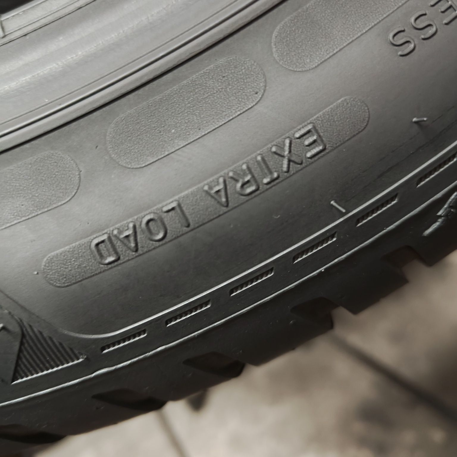 245/45/17 XL Sprzedam parę opon całorocznych Goodyear