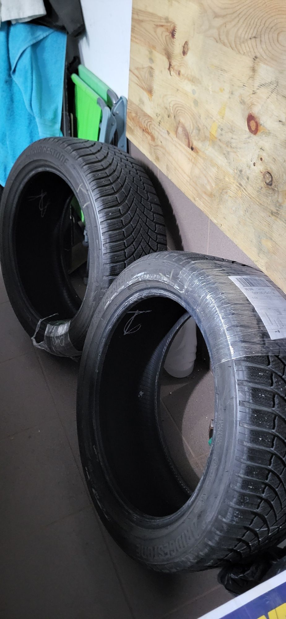 Opony zimowe bridgestone blizzak lm005 235/45/18  prawie jak nowe (DOT