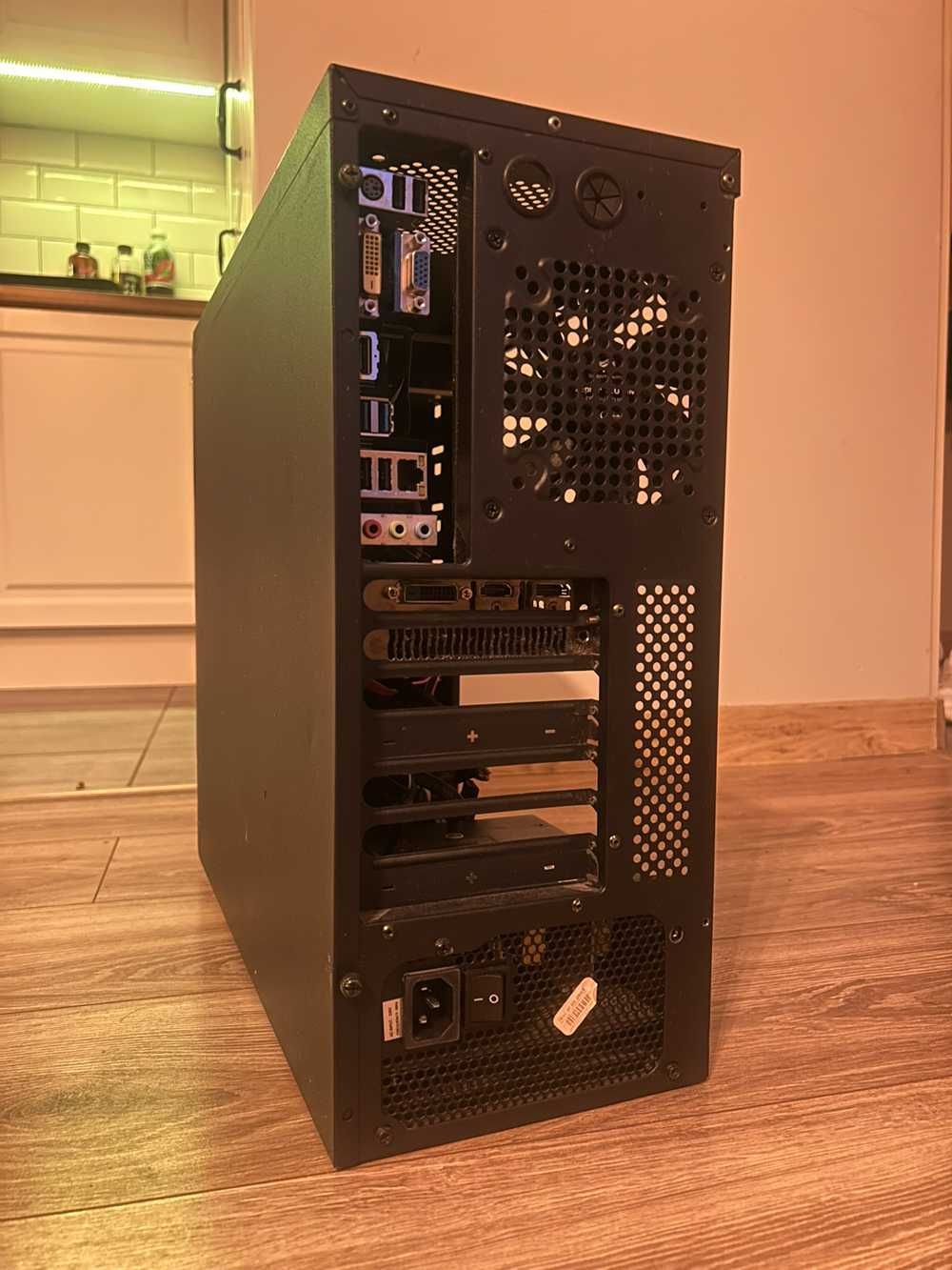 Komputer stacjonarny/b.dobre podzespoły  + monitor LG 24 cale LED