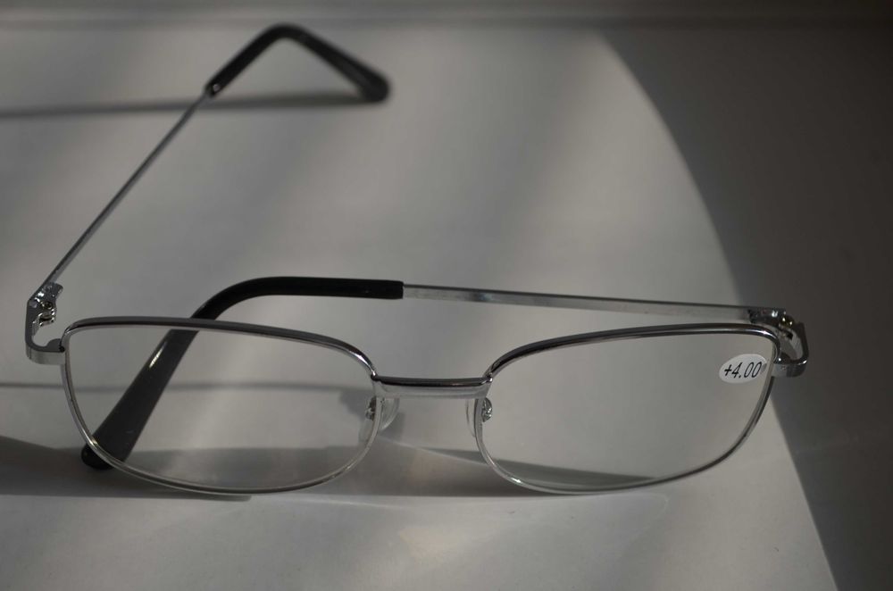 ОКУЛЯРИ +4.0,+3.50   різні, і  Є СКЛО !