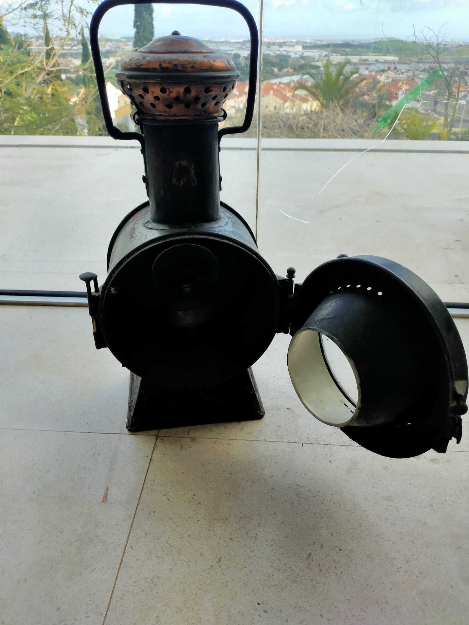 Antiga lanterna de mão de comboio