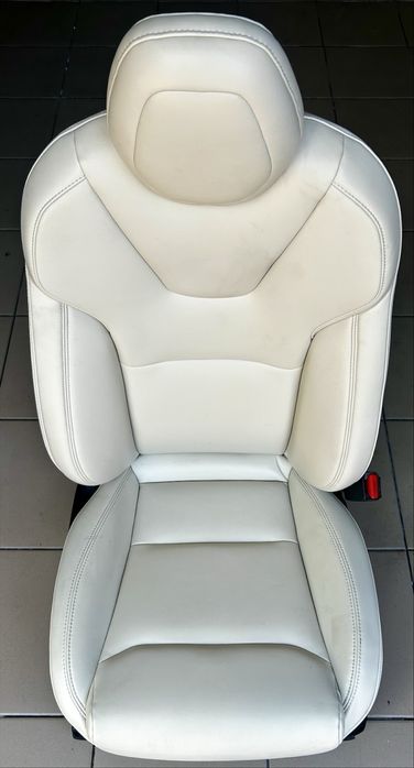 Сиденья передние 20 года на Tesla.