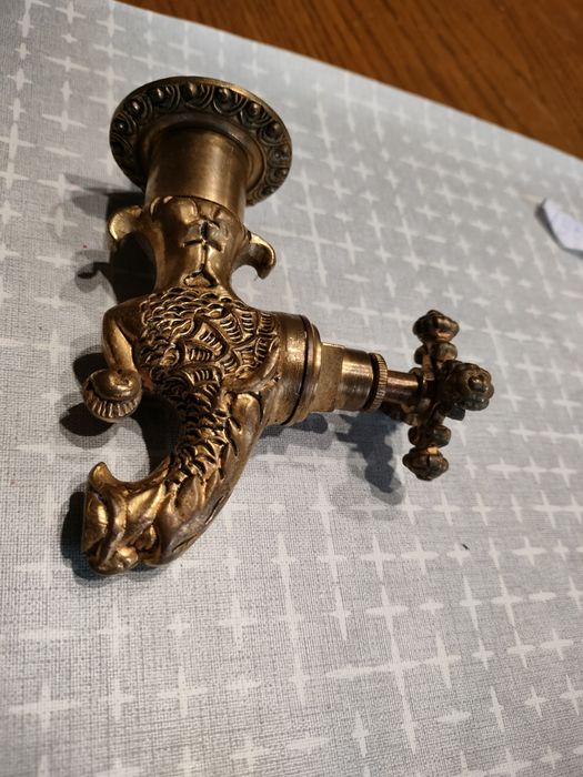 Mosiężny kran lew