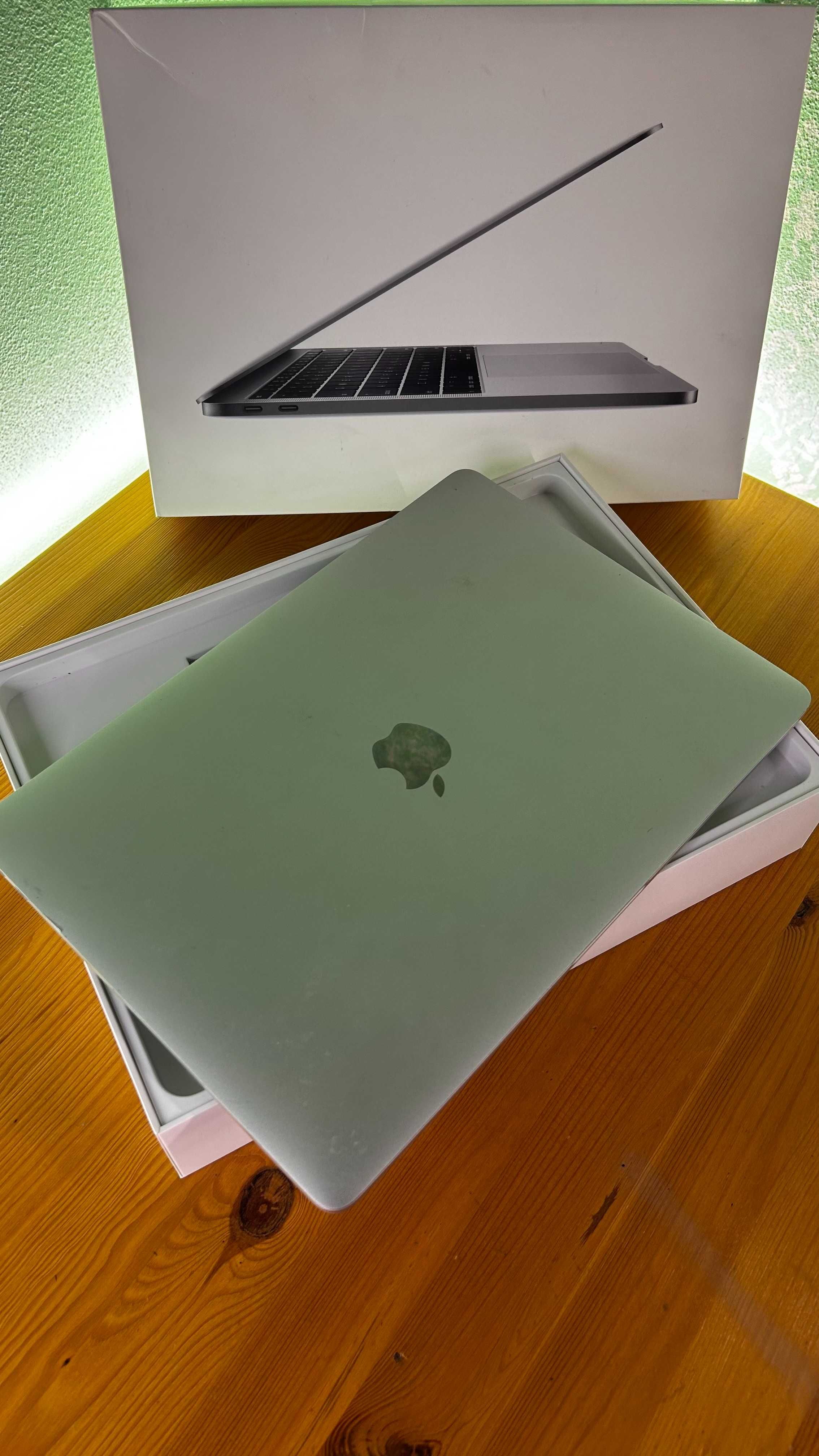 MacBook Pro 2017 13" i5 8Gb 256Gb - Cinzento Claro