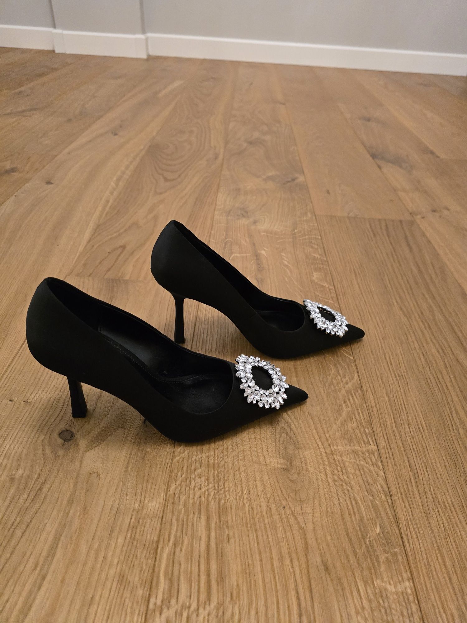Buty na obcasie z biżuteryjną ozdobą