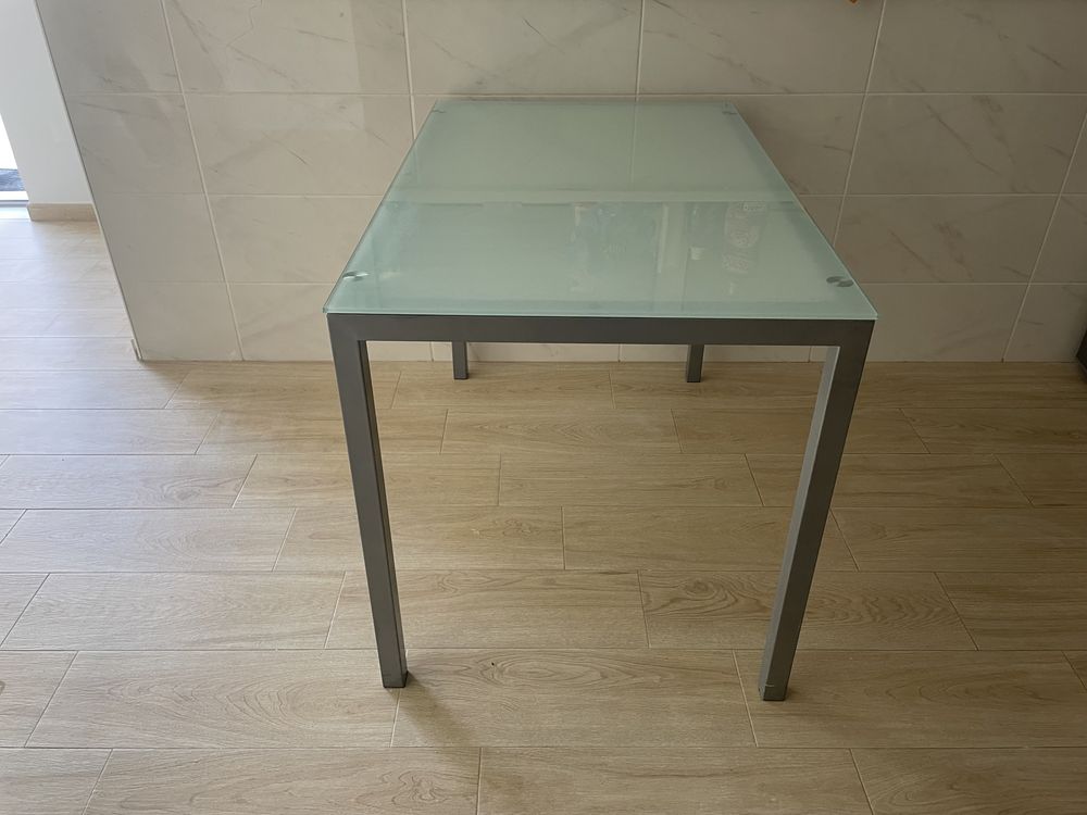Mesa de cozinha de aluminio e vidro
