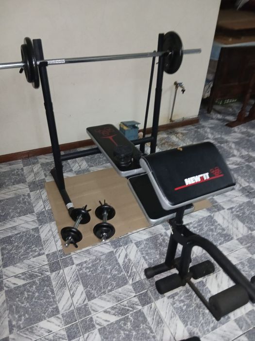 Banco de ginásio com barra halteres e 40 kg de pesos