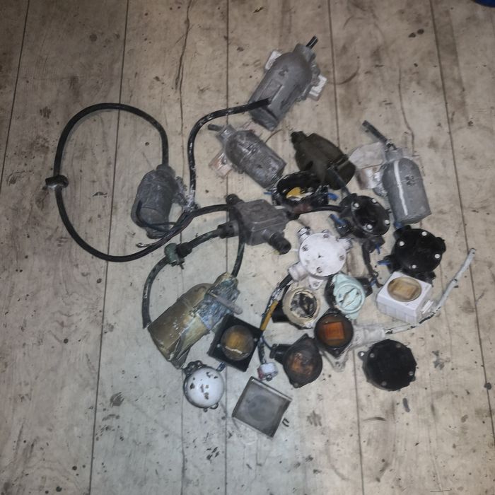 Stare gniazda, puszki, włączniki bakelitowe i aluminiowe Retro