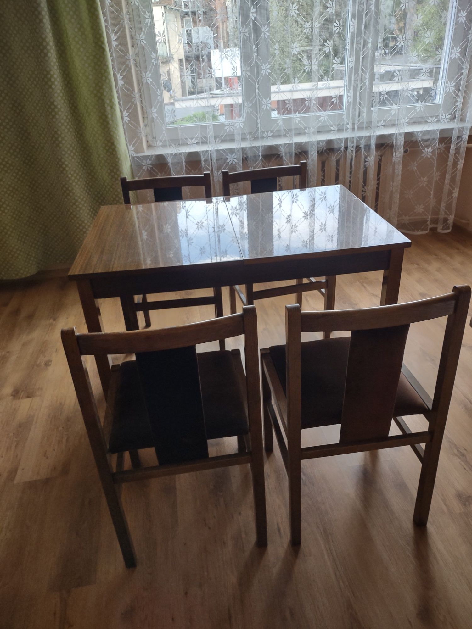 Stół i krzesła do pokoju