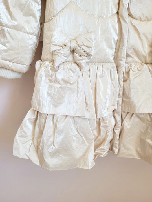 Perłowa kurtka 86-92 płaszczyk z falbanami i kokardkami futrzany