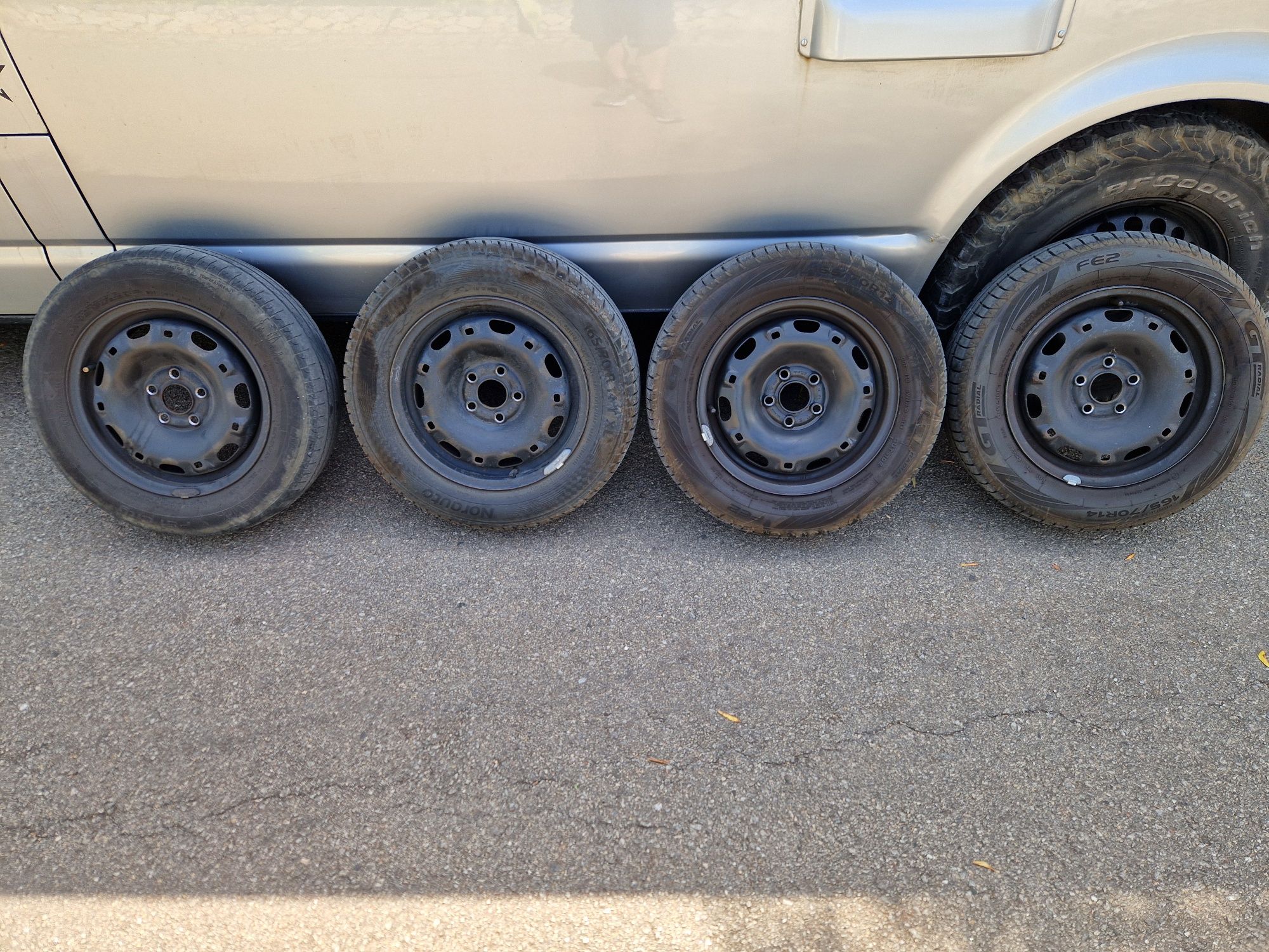 5x100 14 polegadas 4 rodas usadas com pneu GTRadial ótimo estado

De