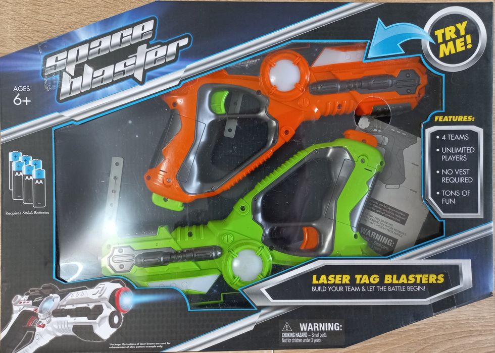 Набор пистолетов-бластеров для игры в лазертаг.