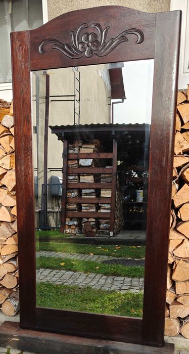 Lustro w secesyjnej ramie