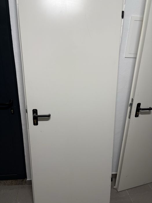 Porta de serviço com aro