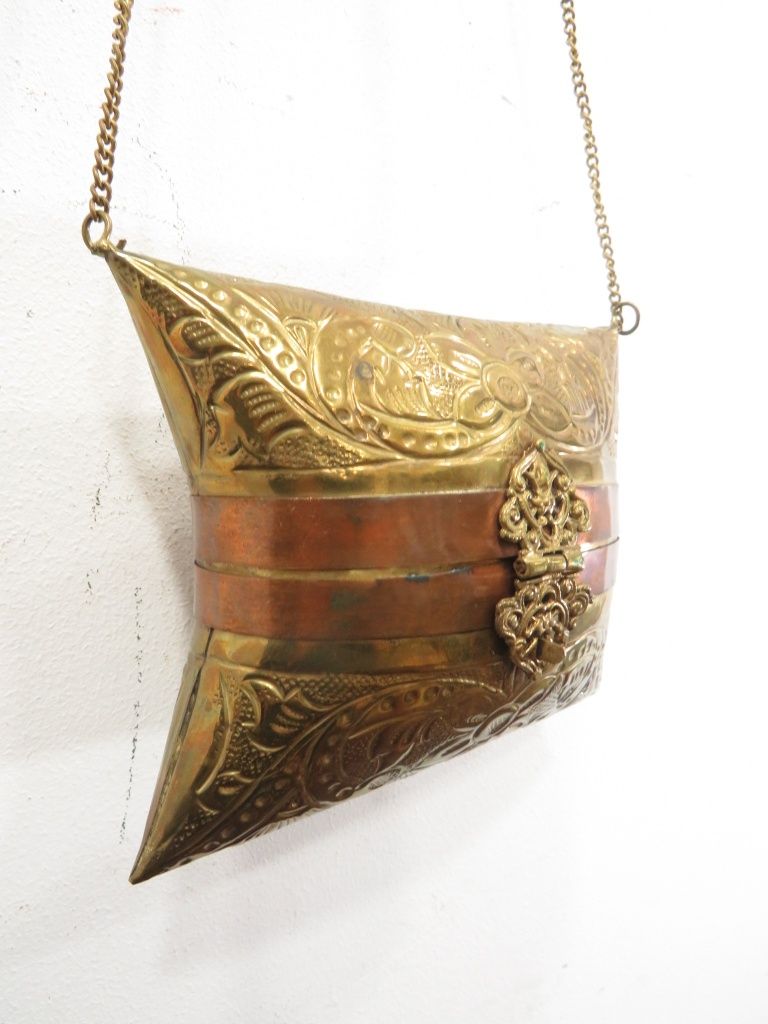 Bolsa em metal dourado.