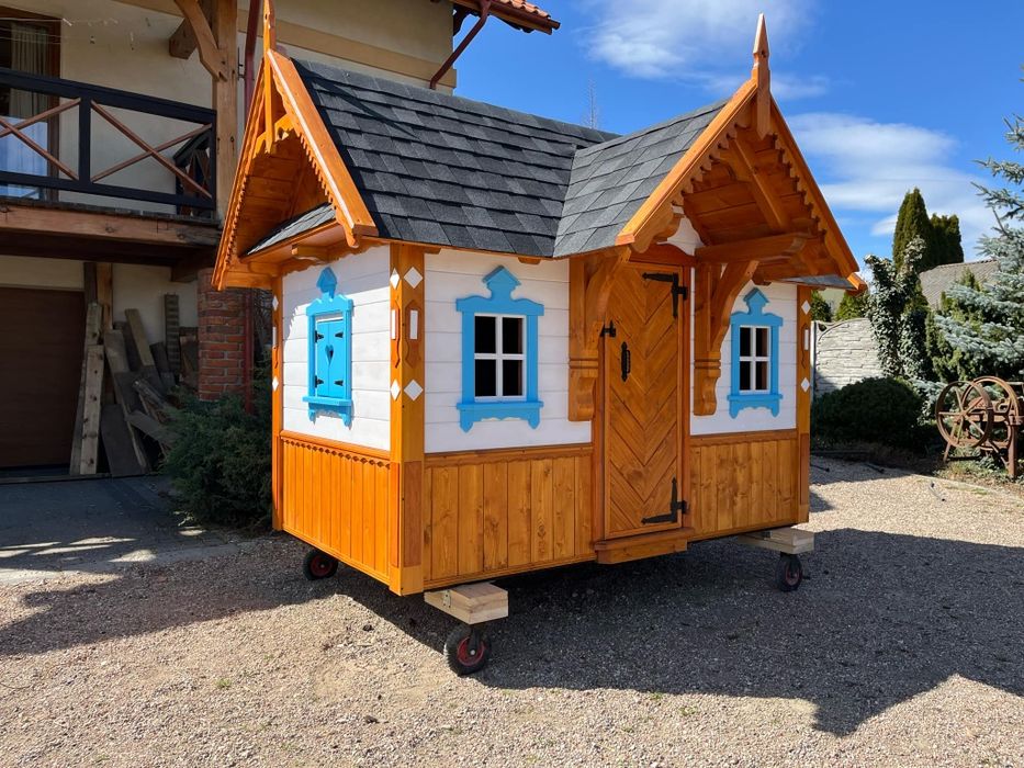 Drewniany domek dla dzieci