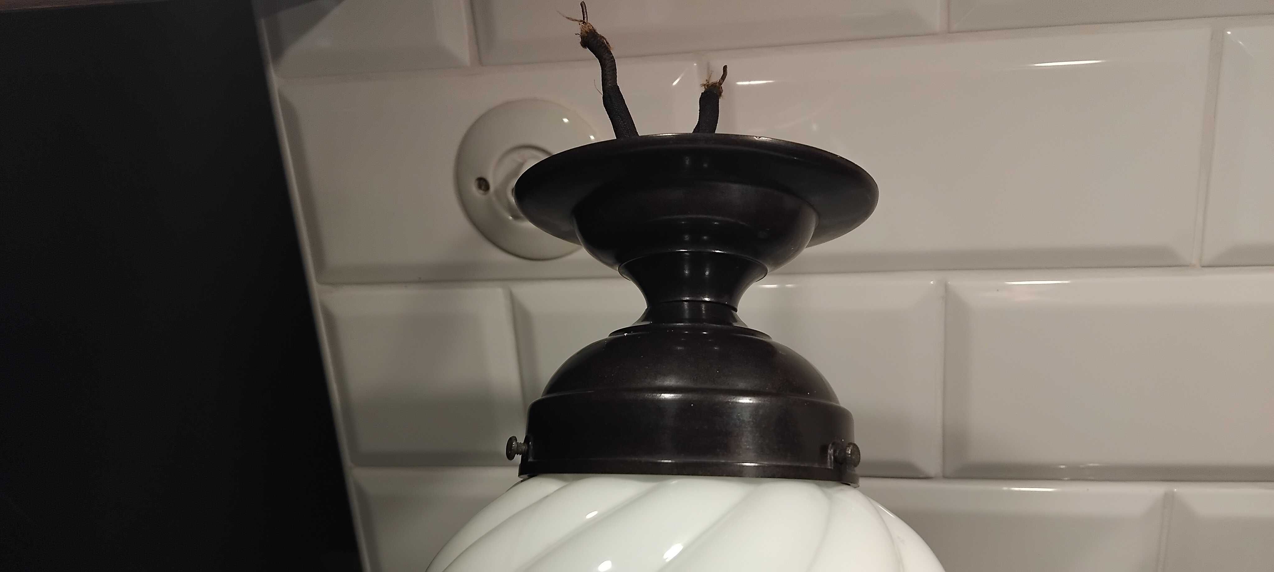 Lampa sufitowa Art Deco, kręcony klosz mleczny, lata 30, bakelit