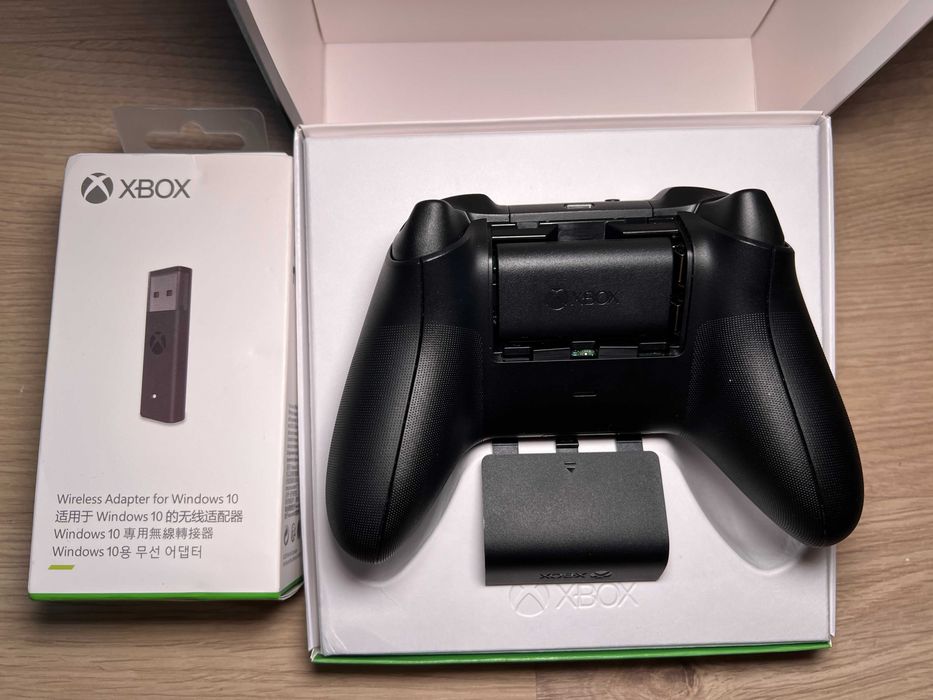 Xbox Series Wireless Controller + Charge Kit + Wireless Adapter